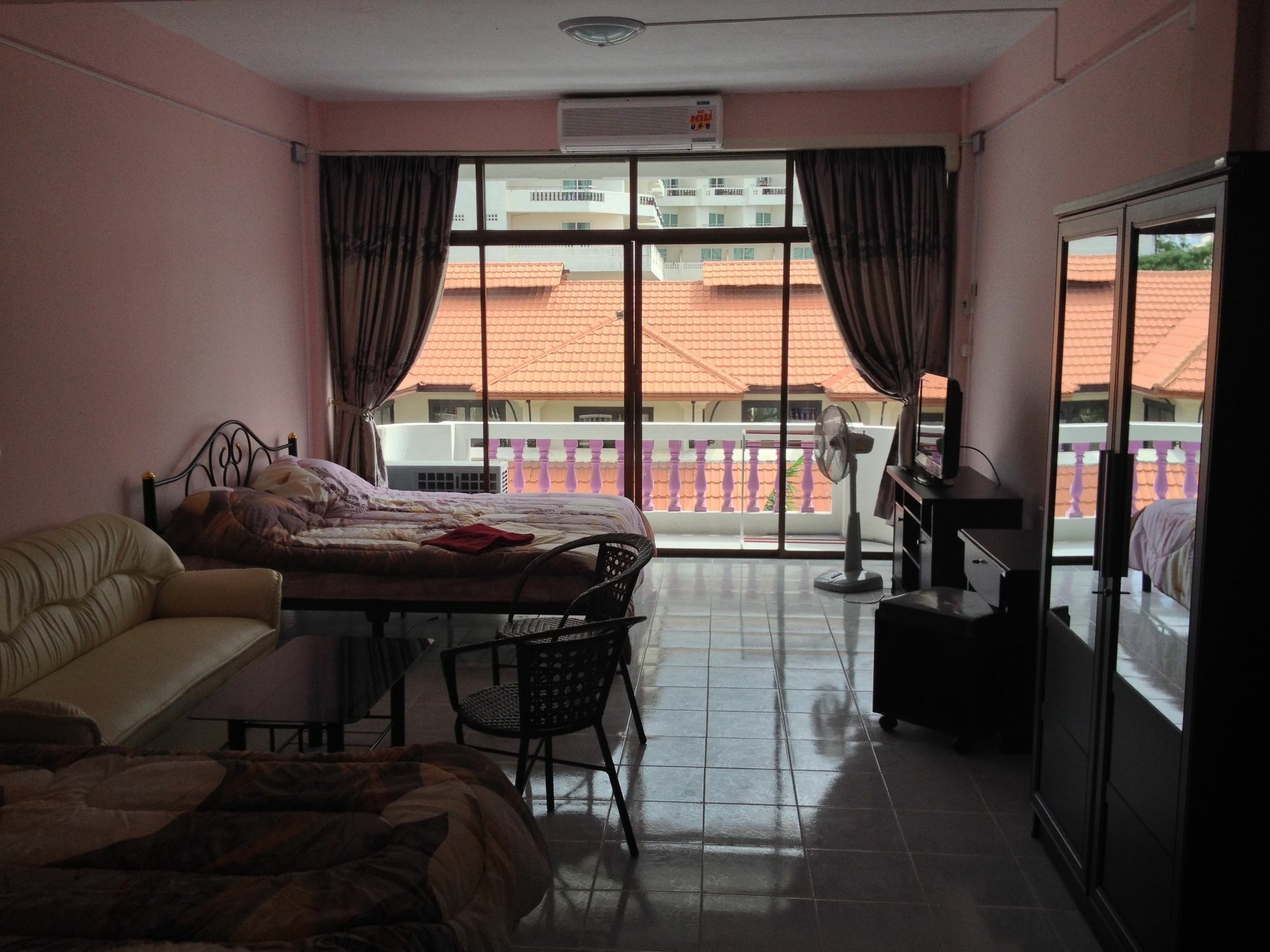 Artem'S Guesthouse Pantai Jomtien Luaran gambar