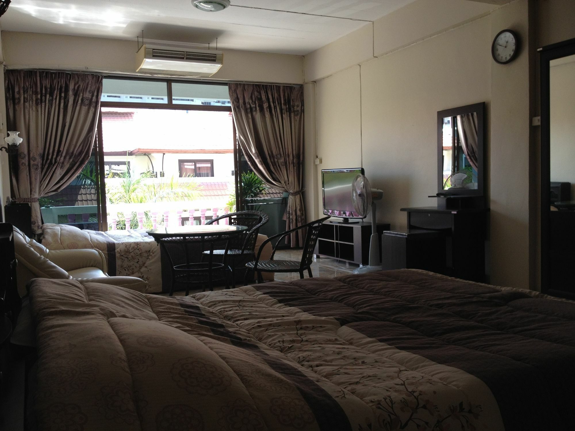 Artem'S Guesthouse Pantai Jomtien Luaran gambar