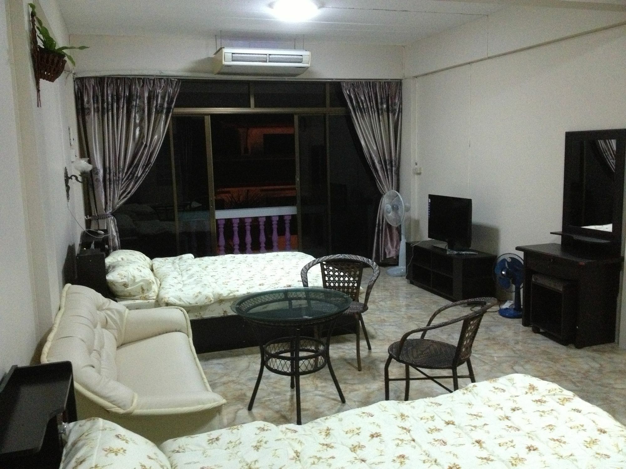 Artem'S Guesthouse Pantai Jomtien Luaran gambar